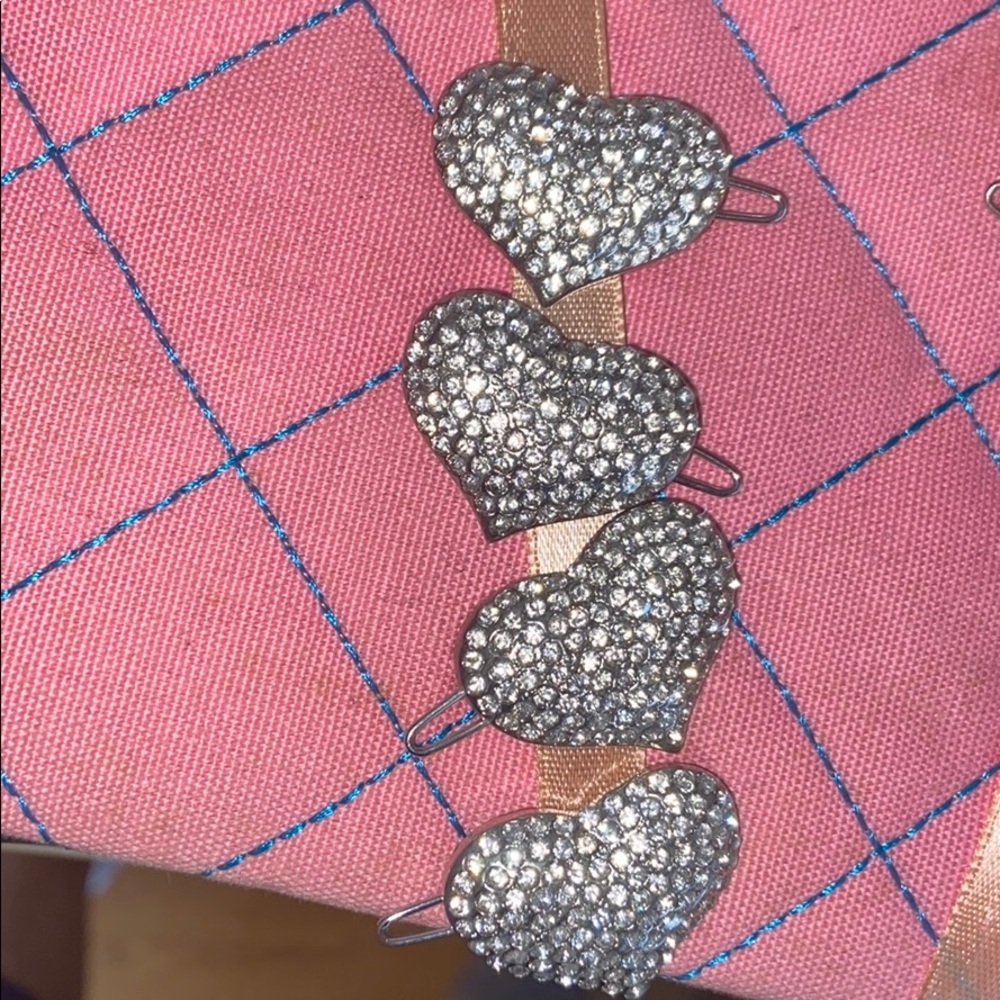 Pack of 4 hair clips 🤍